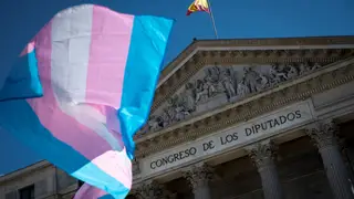Una bandera del colectivo transexual ondea a las puertas del Congreso, en Madrid Una bandera del colectivo transexual ondea a las puertas del Congreso, en Madrid