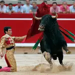 GRAFCAV7195. PAMPLONA, 05/07/2022.- El novillero Isaac Fonseca durante la faena a su primero de la tarde en la novillada que con toros de la ganadería de Pincha de Lodosa se esta celebrando en el coso pamplonés. EFE/ Villar Lopez