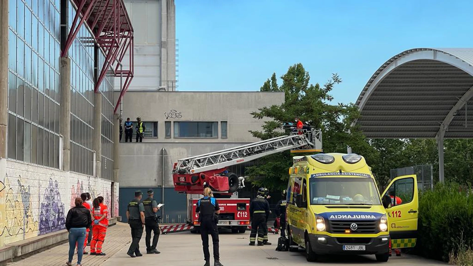 Rescatado un menor herido tras sufrir una caída en la cubierta del polideportivo de Laguna de Duero (Valladolid)