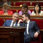 El conseller de Educación, Josep Gonzàlez-Cambray, con el presidente de la Generalitat, Pere Aragonès, en el pleno del Parlament DAVID ZORRAKINO - EUROPA PRESS