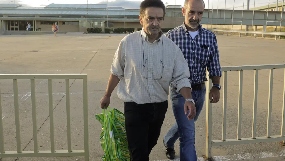 El exdirigente de ETA Ignacio Gracia Arregui, "Iñaki de Rentería", abandona la cárcel de Soto del Real en 2011