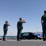 Los agentes se cuadran al paso de los restos del teniente coronel de la Guardia Civil Pedro Alfonso Casado