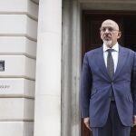 En nuevo ministro del Tesoro Nadhim Zahawi posa a las puertas del Ministerio tras su nombramiento este miércoles en Londres