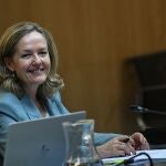 La vicepresidenta primera y ministra de Asuntos Económicos y Transformación Digital, Nadia Calviño, durante la reunión con agentes sociales, en la sede del Ministerio