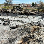 El incendio declarado la tarde del pasado domingo en Venta del Moro (Valencia), en el que han ardido alrededor de 1.300 hectáreas, ha sido dado por estabilizado a las 11:38 horas de este jueves, según han informado desde Emergencias de la Generalitat. En la imagen, vehículos y remolques calcinados tras el paso del fuego en Casa de Moya.