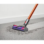En la imagen, una aspiradora limpiando una alfombra mojada | Fuente: Dyson