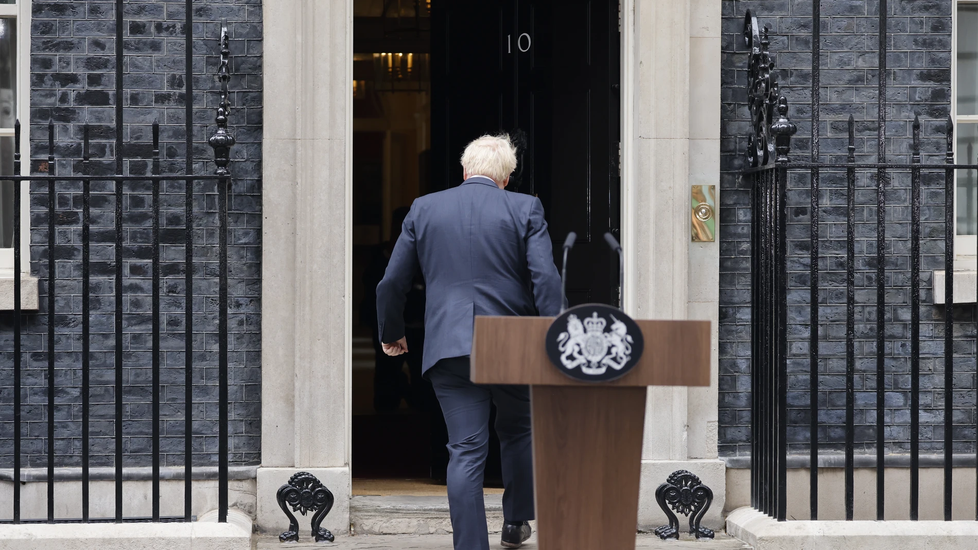 El primer ministro británico, Boris Johnson, tras anunciar su dimisión como líder del Partido Conservador en Downing Street, Londres, Gran Bretaña, el 7 de julio de 2022. Johnson dimitió como líder del Partido Tory tras perder apoyo en su propio gobierno y partido. (Reino Unido, Londres) EFE/EPA/TOLGA AKMEN