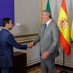El presidente en funciones de la Junta de Andalucía, Juanma Moreno, y el director industrial mundial de Renault Group y presidente-director general de Renault Iberia, José Vicente de los Mozos