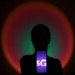 Una mujer sostiene hoy un móvil con tecnología 5G