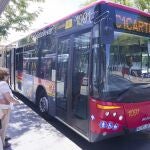 Autobús de la línea C1 de Tussam, que presta servicio a la isla de La Cartuja