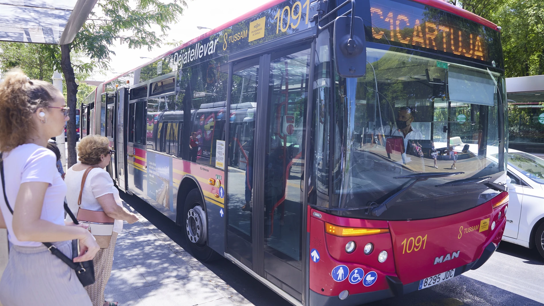 Autobús de la línea C1 de Tussam, que presta servicio a la isla de La Cartuja