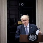 El primer ministro Boris Johnson en su discurso de renuncia en el número 10 de Downing Street (Reino Unido, Londres) EFE/EPA/TOLGA AKMEN