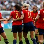 MILTON KEYNES (REINO UNIDO), 07/07/2022.- La centrocampista española Aitana Bonmatí (2-i) celebra con sus compañeras tras marcar el 2-1 durante el encuentro del grupo B de la Eurocopa Femenina entre España y Finlandia, este viernes en el Stadium MK en Milton Keynes (Reino Unido). EFE/ Miguel Toña