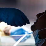 Un sanitario realiza un test covid en Los Angeles (California)