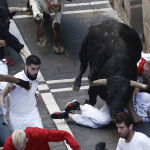 Los mozos corren al paso de los toros de la ganadería gaditana de Fuente Ymbro durante el segundo encierro de los Sanfermines 2022.