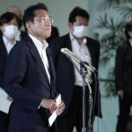 El primer ministro de Japón, Fumio Kishida, habla con los medios de comunicación en la residencia oficial del primer ministro el viernes 8 de julio de 2022 en Tokio. (Foto AP/Eugene Hoshiko)