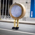 Una persona disfrazada de moneda de euro en Fráncfort (Alemania)