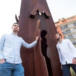 El secretario general de NNGG del PP en el País Vasco, Iván Palomino y el presidente de NNGG, Pablo Goméz-Guadalupe en el monolito recuerdo a Miguel Ángel Blanco, en Ermua.
