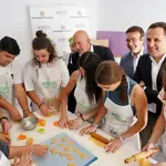 El consejero de la Presidencia, Jesús Julio Carnero, inaugura el Centro de Promoción Agroalimentaria de Castilla y León junto a Conrado Íscar, presidente de la Diputación de Valladolid, y el alcalde del municipio, Roberto Díez