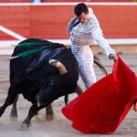 Daniel Luque, con el primero en Pamplona de Fuente Ymbro EFE/ Rodrigo Jimenez