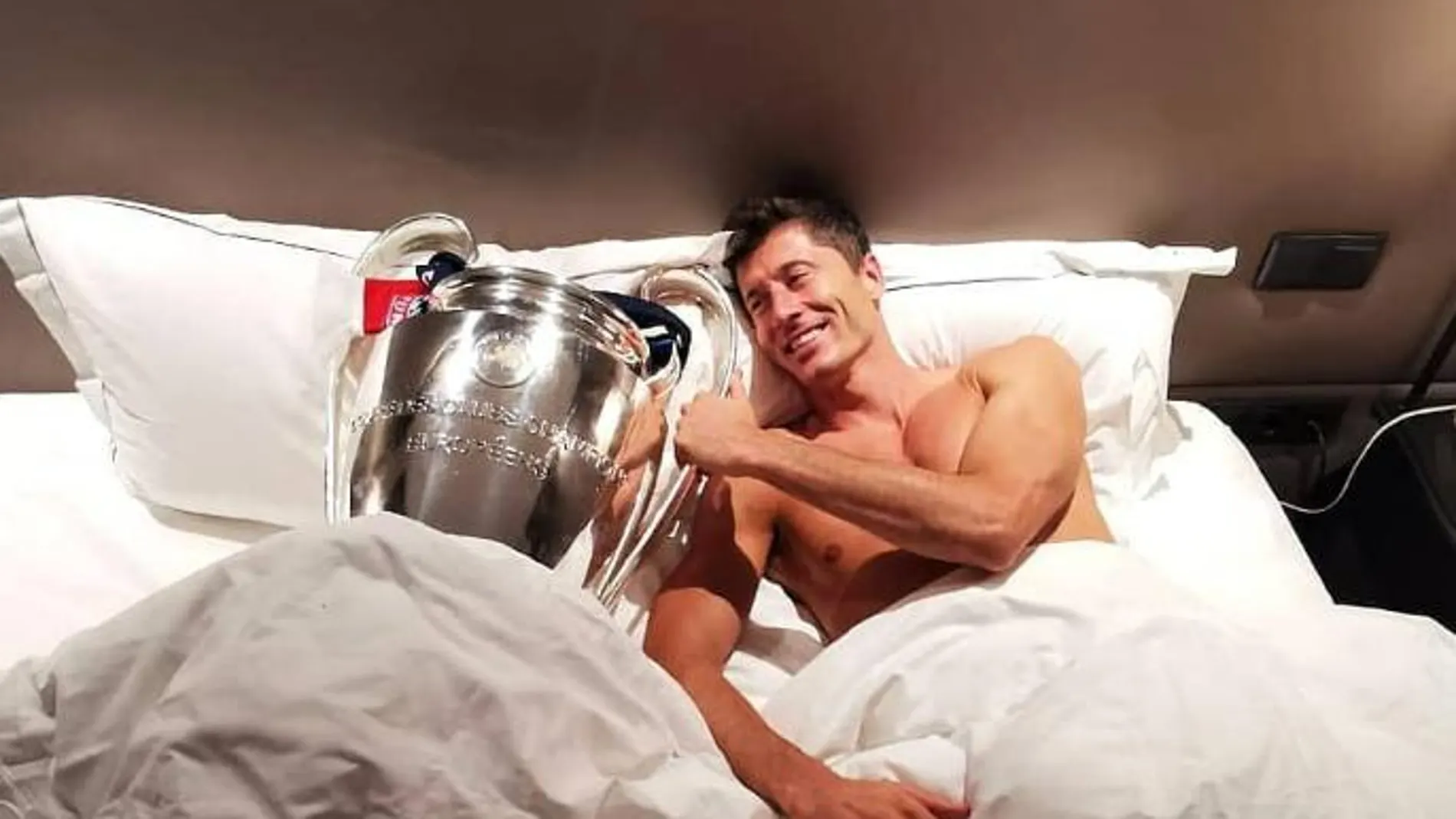 Los trucos de Robert Lewandowsky para dormir a pierna suelta