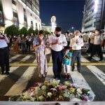 La gente reza en un monumento improvisado en la escena donde le dispararon al ex primer ministro Shinzo Abe