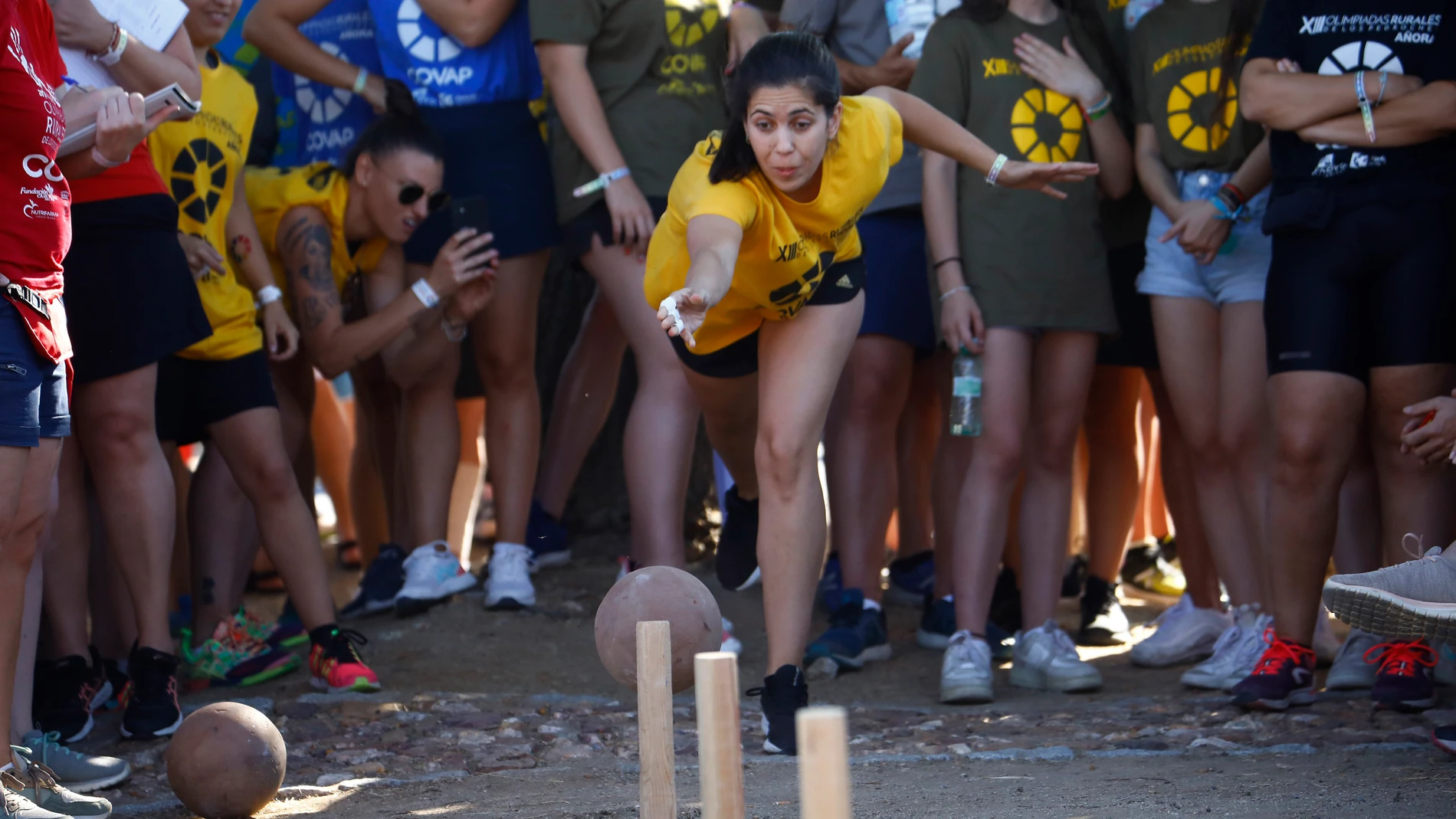 Una joven, durante la prueba de mizos de las XIII Olimpiadas Rurales de Los Pedroches. EFE/Salas