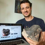 El granadino Miguel Ángel Contreras muestra su verdadera pasión, la búsqueda de meteoritos. EFE/ Miguel Angel Molina