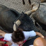 Mozos corriendo los toros de José Escolar durante el tercer encierro de San Fermín