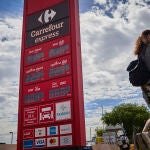 Paneles informáticos donde se informa de los precios de los carburantes en una estación de servicio de la capital