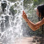 Una persona se refresca en una de las fuentes del centro de Córdoba