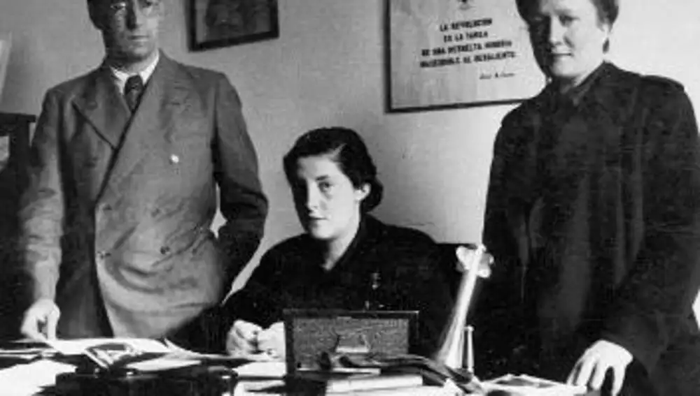 Pilar Primo de Rivera al frente de la Sección Femenina