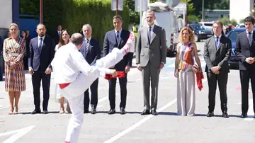 El lendakari, Iñigo Urkullu; el presidente del Gobierno, Pedro Sánchez; el Rey Felipe VI; la presidenta del Congreso, Meritxell Batet y el presidente del PP, Alberto Núñez Feijóo, observan el baile el 'Aurresku', a su llegada al homenaje a Miguel Ángel Blanco. El lendakari, Iñigo Urkullu; el presidente del Gobierno, Pedro Sánchez; el Rey Felipe VI; la presidenta del Congreso, Meritxell Batet y el presidente del PP, Alberto Núñez Feijóo, observan el baile el 'Aurresku', a su llegada al homenaje a Miguel Ángel Blanco.