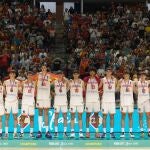 Málaga.10/07/2022. Los jugadores de la selección española tras recibir la medalla de plata como subcampeones del mundo sub 17 al caer ante el combinado de Estados Unidos en el encuentro que han disputado hoy domingo en el Palacio de los Deportes José María Martín Carpena de Málaga. EFE/Carlos Díaz