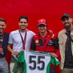 Los jugadores del Betis entregaron la camiseta a Carlos Sainz