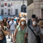 Gente paseando con y sin mascarilla por el centro de Madrid, a 22 de julio de 2022