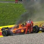 Imagen del incendio del coche de Carlos Sáinz