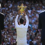 Djokovic, con su mismo trofeo de Wimbledon