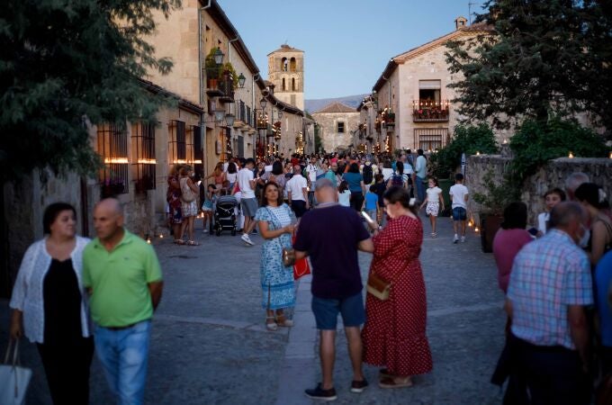 Gente paseando por las calles de Pedraza, en Segovia