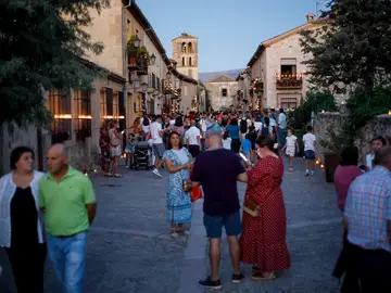 Gente paseando por las calles de Pedraza, en Segovia Gente paseando por las calles de Pedraza, en Segovia