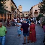 Gente paseando por las calles de Pedraza, en Segovia