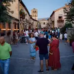 Gente paseando por las calles de Pedraza, en Segovia