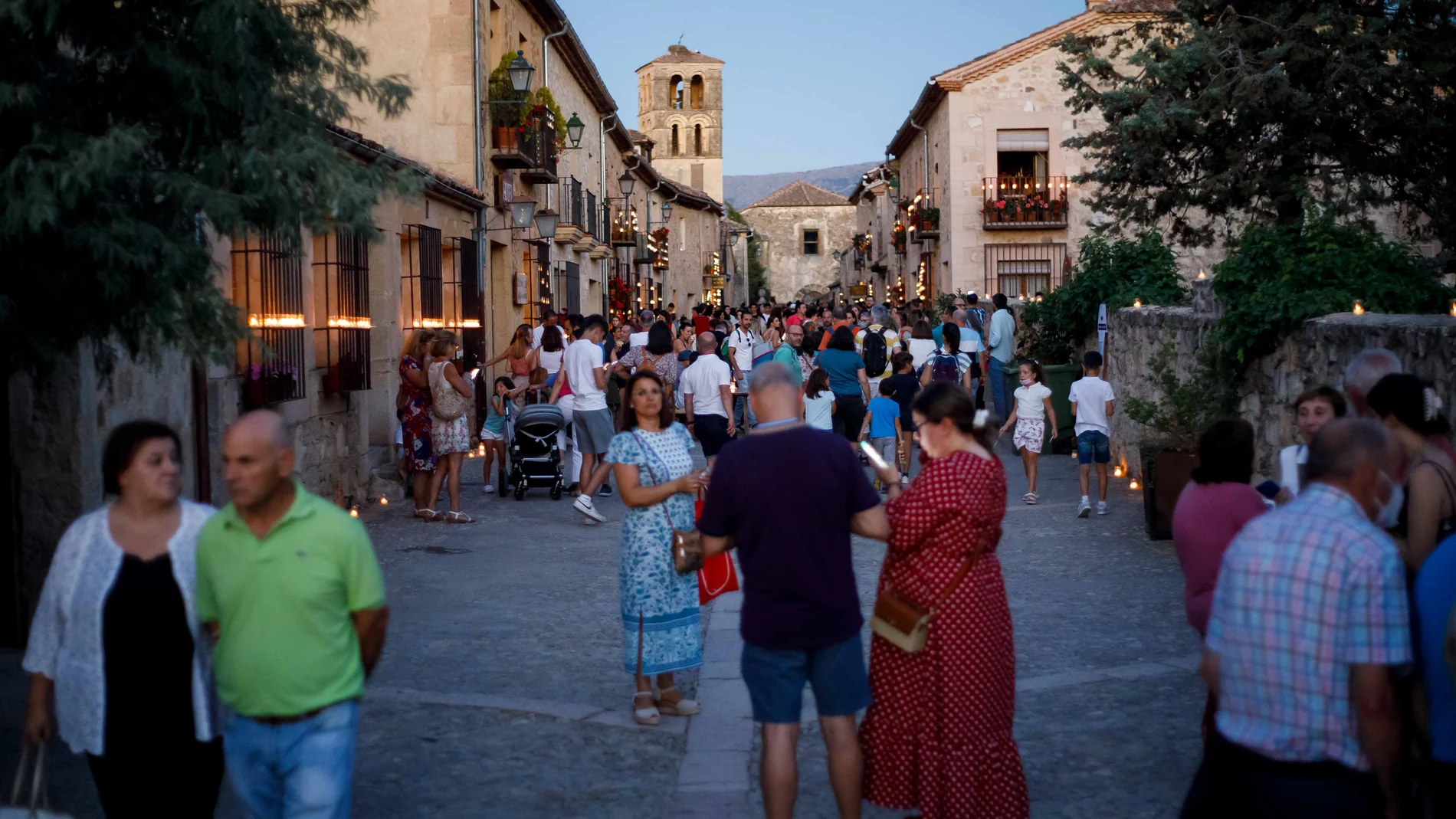 Gente paseando por las calles de Pedraza, en Segovia