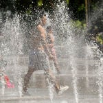 Personas refrescándose ante la ola de calor.
