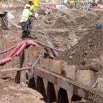 Operarios trabajan en el lugar donde se rompió una tubería que provocó vertidos de fecales al mar. EMASA