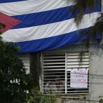 ARCHIVO - Yunior García, dramaturgo y uno de los organizadores de una marcha de protesta, de pie junto a un cartel que dice en español "mi casa está bloqueada", que colocó en una ventana de su casa, en La Habana, Cuba, el domingo. 14 de noviembre de 2021. (AP Photo/Ramon Epinosa, Expediente)