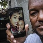 Emilio Roman muestra una foto de su hijo Yosney, de 26 años, trabajador de la construcción, y su hija Mackyanis, de 24, ama de casa, quienes fueron condenados a 10 años por cargos de sedición por participar en las protestas de julio de 2021