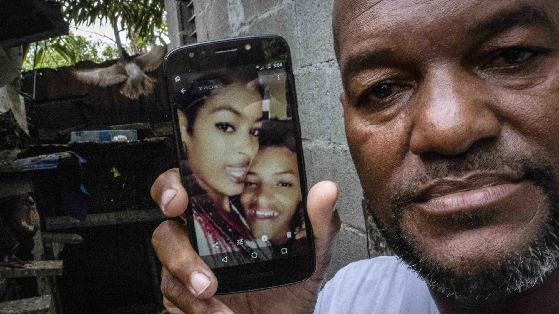 Emilio Roman muestra una foto de su hijo Yosney, de 26 años, trabajador de la construcción, y su hija Mackyanis, de 24, ama de casa, quienes fueron condenados a 10 años por cargos de sedición por participar en las protestas de julio de 2021