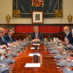 l presidente del Consejo General del Poder Judicial (CGPJ), Carlos Lesmes (centro), durante la reunión del Pleno celebrado hoy