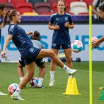Patricia Guijarro golpea un balón durante el entrenamiento de la selección